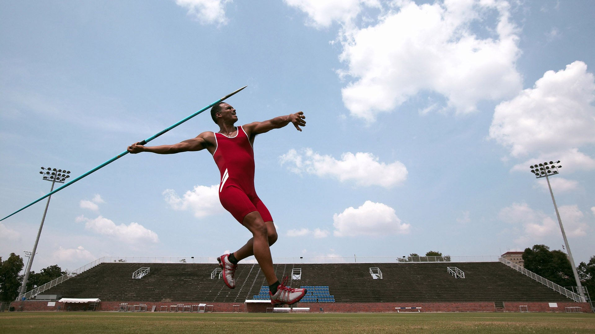 从边缘到巅峰，体育中唯一性的双重奏鸣